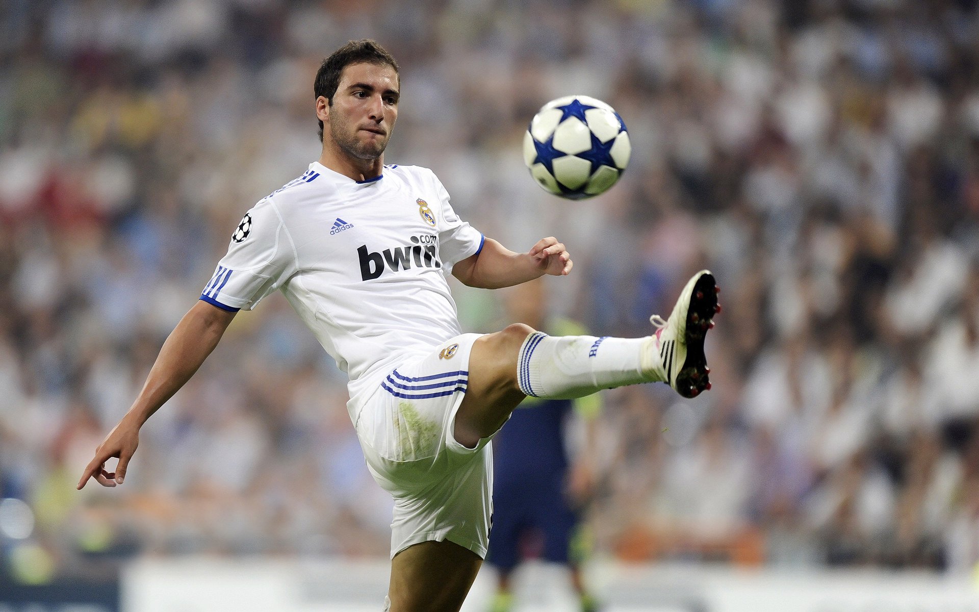 开云体育官网-跨界狂想曲，里昂的节奏舞动南非，C罗在NBA季后赛的逆天表演