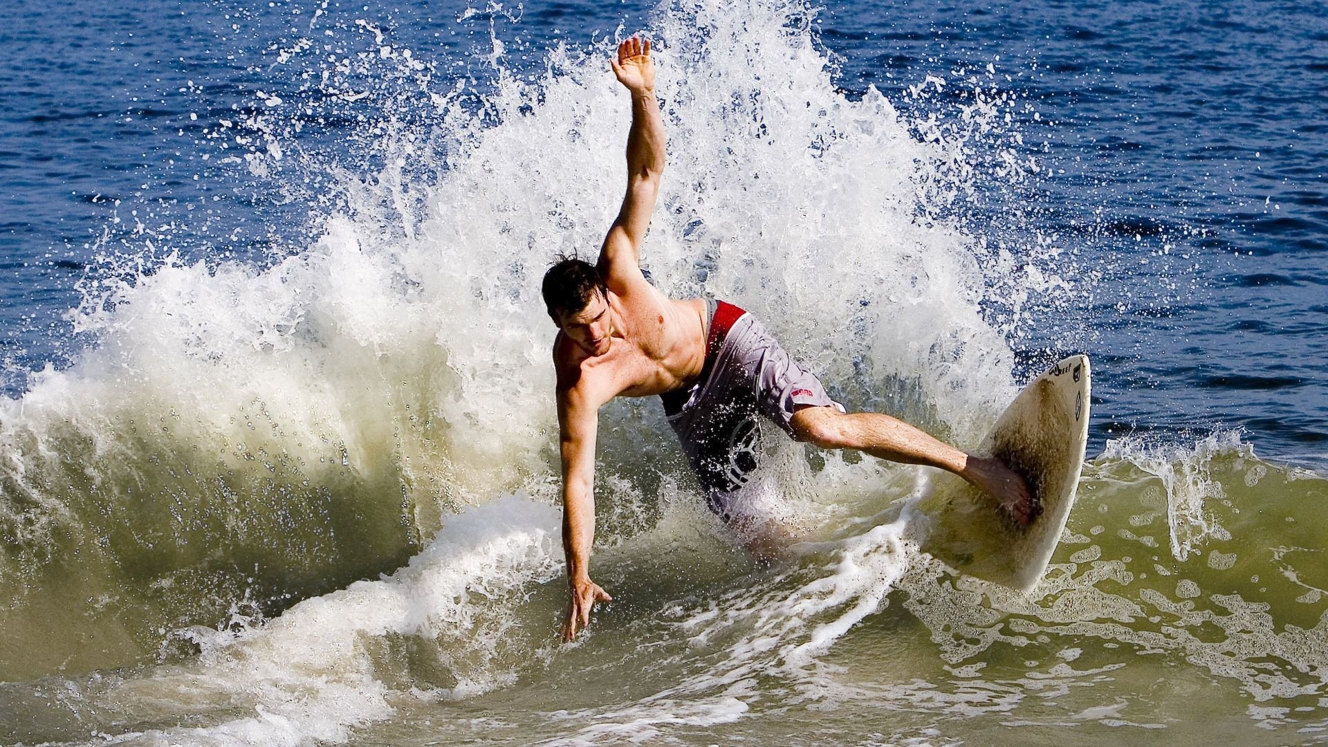 开云APP-从篮球场到F1赛道，霍勒迪的赛场接管艺术与马刺的团队胜利哲学